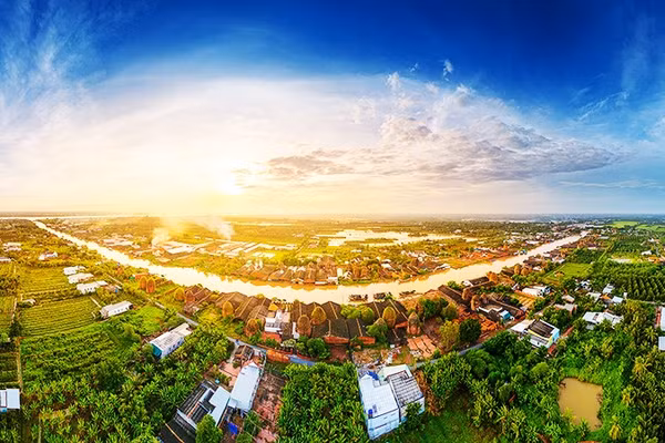 Từ trên cao, làng gốm Mang Thít hiện ra như “vương quốc lò nung” trải dài bên dòng kênh.