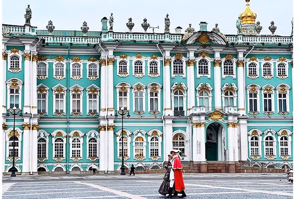 Một phần mặt tiền của Cung điện Mùa Đông.