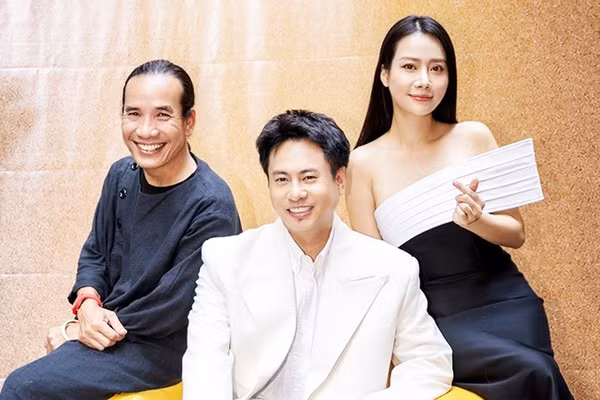 Tổng đạo diễn Dương Cầm (giữa) cùng đạo diễn sân khấu Đặng Xuân Trường và Giám đốc sản xuất Quỳnh Nguyễn.