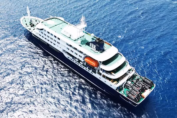 Tàu du lịch MV Hondius neo ngoài khơi. Ảnh: GETTY
