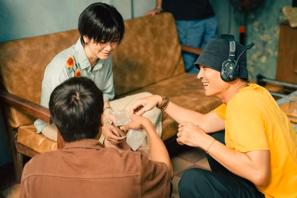 Đạo diễn Khương Ngọc (áo vàng, bên phải) chỉ đạo diễn xuất trong một cảnh quay. (Ảnh: Đoàn làm phim cung cấp)