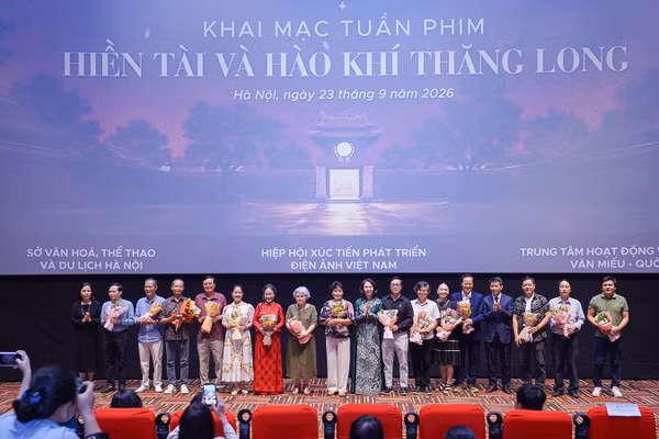 Ban tổ chức tặng hoa cho các nghệ sĩ, nhà làm phim của các phim được trình chiếu trong Tuần phim. (Ảnh: ANH VŨ)