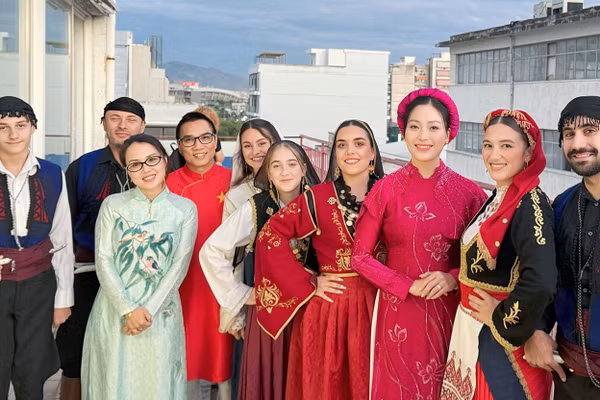 Sao Mai Huyền Trang (áo dài đỏ, thứ 3 từ phải qua) cùng các nghệ sĩ Việt Nam và quốc tế tại Hy Lạp. (Ảnh: Nhân vật cung cấp)