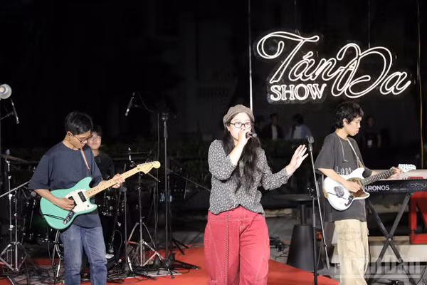 Tiết mục của ca sĩ Mạc Mai Sương trong chương trình. (Ảnh: KHIẾU MINH)