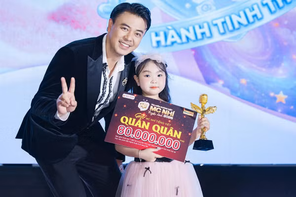 MC Tuấn Tú và Quán quân Thiên An. (Ảnh: Nhân vật cung cấp)