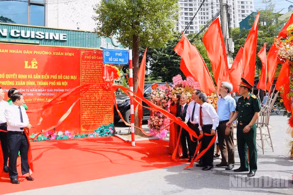 Lễ gắn biển được tổ chức trang trọng với sự có mặt của đại diện dòng họ Đỗ và và đông đảo nhân dân phường Xuân Đỉnh. 