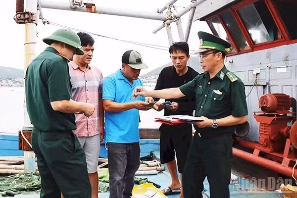 Cán bộ Đồn Biên phòng Quỳnh Phương, Bộ đội Biên phòng Nghệ An kiểm tra, nhắc nhở ngư dân tuân thủ các quy định về khai thác thủy sản. (Ảnh: TTH)