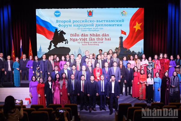 Các đại biểu hai nước chụp ảnh chung. (Ảnh: THANH THỂ)