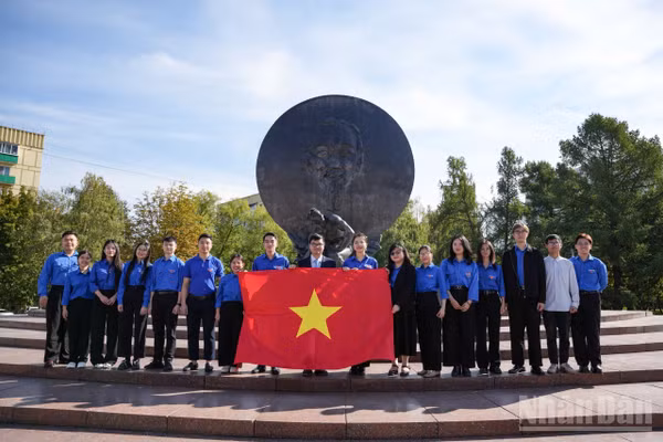 Ban Cán sự Đoàn, Hội Sinh viên Việt Nam tại Nga dâng hoa tại tượng đài Chủ tịch Hồ Chí Minh nhân kỉ niệm Quốc khánh 2/9. (Ảnh: TUẤN ANH)