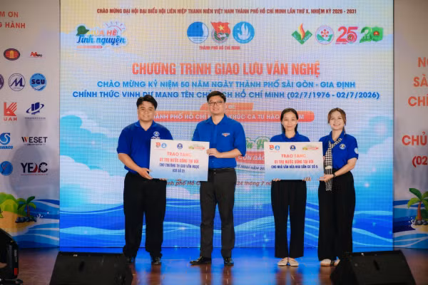 Đại diện Hội Sinh viên Việt Nam Trường đại học Văn Hiến trao tặng công trình máy lọc nước cho Trường tiểu học Cao Văn Ngọc - cơ sở 2 và Nhà Văn hóa Khu dân cư số 5 tại Đặc khu Côn Đảo, Thành phố Hồ Chí Minh (Ảnh: Trường đại học Văn Hiến)