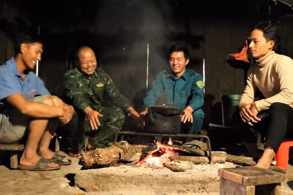 Anh Thò Bá Của (thứ hai, từ trái sang) và cán bộ Đồn Biên phòng Tri Lễ tuyên truyền quy định về bảo vệ đường biên, cột mốc tới dân bản.
