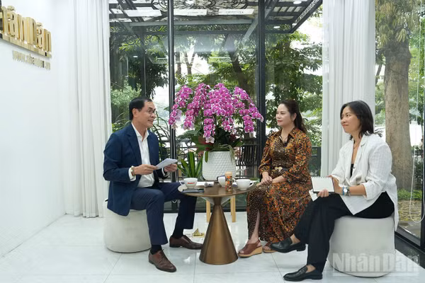 Nhà báo Hữu Việt và các diễn giả Phạm Thị Kim Oanh, Phan Cẩm Tú tại buổi tọa đàm. (Ảnh: HỒNG QUÂN)