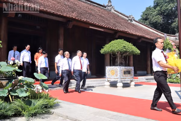 Đại diện lãnh đạo Trung ương, Nghệ An, Hà Tĩnh dâng lễ tưởng nhớ công lao vĩ đại của Chủ tịch Hồ Chí Minh.