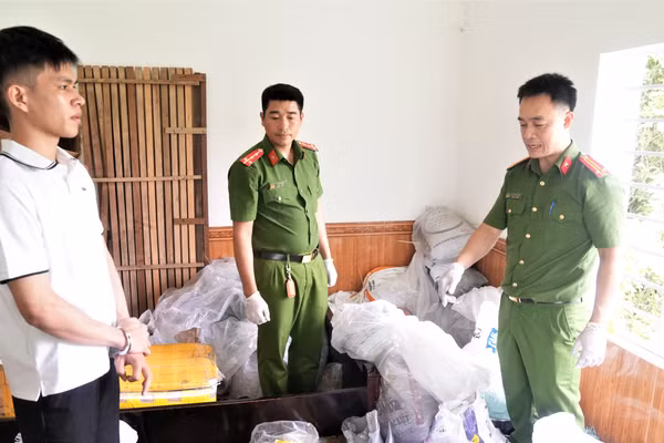 Lực lượng công an khám xét khu vực đối tượng Nguyễn Tiến Phi tàng trữ thuốc nổ. (Ảnh: Công an Nghệ An)