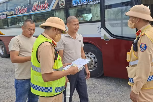 Cảnh sát giao thông Nghệ An tuần tra, kiểm soát trên tuyến, địa bàn trong dịp nghỉ lễ Quốc khánh 2/9. (Ảnh: CÔNG AN NGHỆ AN)