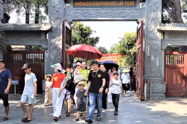 Dòng người về thăm quê Bác. 