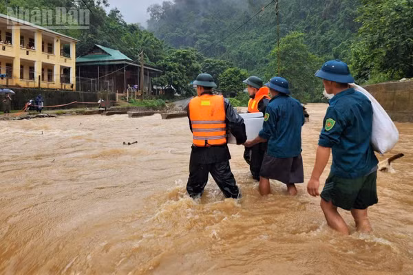 Các cán bộ, chiến sĩ vượt lũ, mang cơm cho học sinh. (Ảnh: TH)