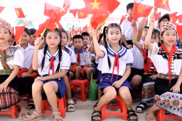 Học sinh Trường phổ thông nội trú tiểu học và trung học cơ sở xã Anh Sơn tại lễ khai giảng. (Ảnh: TTH)