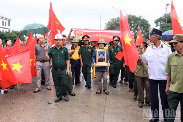Đông đảo nhân dân có mặt để đón Liệt sĩ Hoàng Ngọc Thiết trở về.