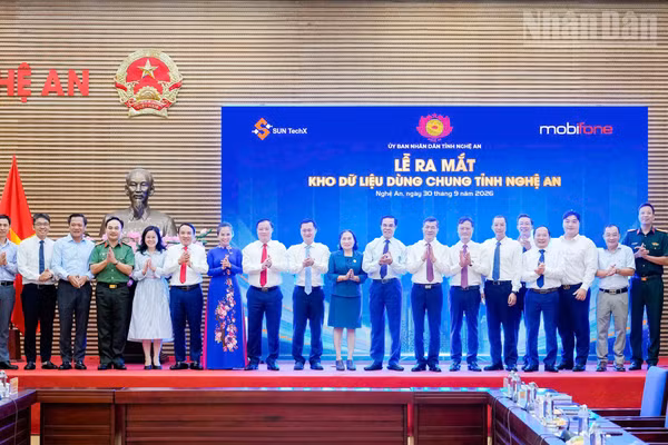 Đại diện lãnh đạo tỉnh Nghệ An và các đơn vị tại sự kiện công bố vận hành thử nghiệm kho dữ liệu chung. 