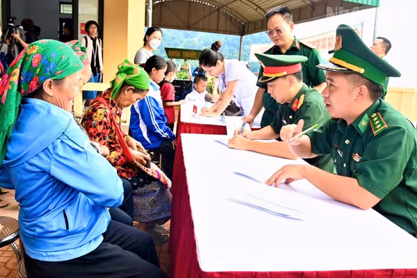Người dân vùng biên đến để được thăm khám, tư vấn sức khỏe. (Ảnh: Trung Hiếu)