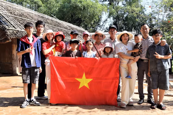 Người dân về thăm Khu di tích quốc gia đặc biệt Kim Liên vào sáng 2/9.