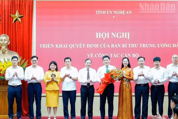 Lãnh đạo Ban Tổ chức Trung ương tặng hoa chúc mừng đồng chí Nguyễn Thanh Bình. 