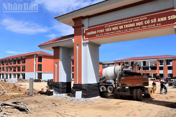 Năm học này, Trường phổ thông nội trú liên cấp tiểu học và trung học cơ sở xã Anh Sơn tuyển sinh 1.486 học sinh. 