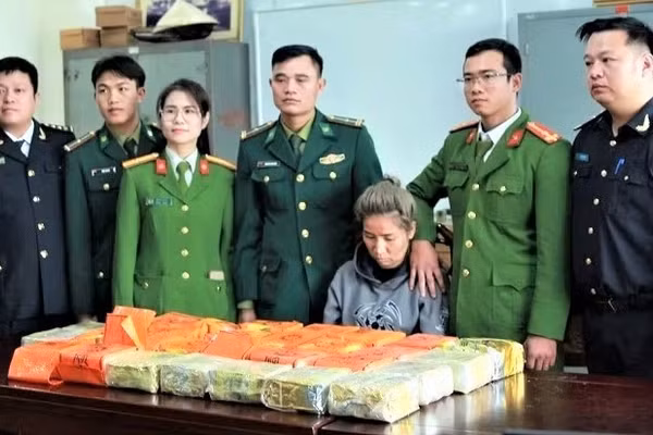 Công an tỉnh Nghệ An triệt phá đường dây mua bán, vận chuyển trái phép chất ma túy xuyên quốc gia, bắt giữ 2 đối tượng, thu giữ 30kg ma túy đá vào đầu năm 2025. (Ảnh: Công an Nghệ An)