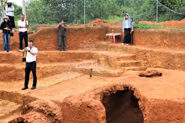 Khu mộ gạch cổ được phát hiện vào tháng 5 vừa qua, trong quá trình người dân trồng cây tại đường liên thôn thuộc xóm Rú Bụt, xã Kim Liên (Nghệ An). (Ảnh: TH)