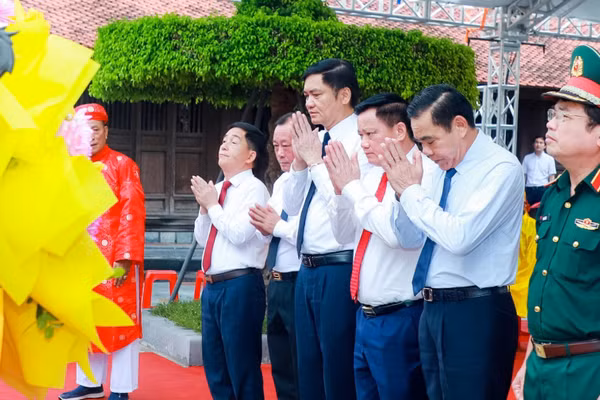 Lãnh đạo tỉnh Nghệ An và Quân khu 4 thành kính dâng hương tưởng nhớ Hoàng đế Quang Trung. (Ảnh: ND)