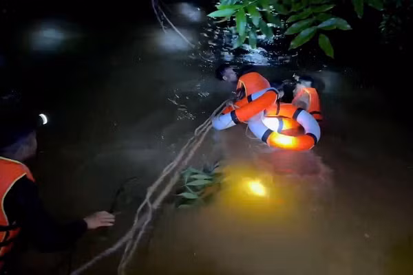Lực lượng chức năng xã Tam Thái chăng dây vượt lũ đưa chị Sa đi cấp cứu. (Ảnh: CTV)