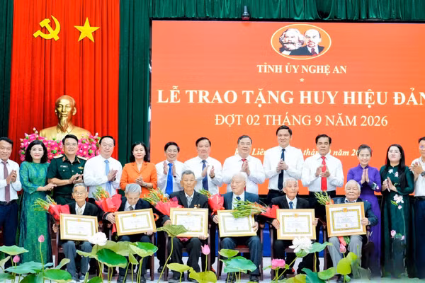 Các đồng chí lãnh đạo Đảng, Nhà nước, lãnh đạo tỉnh Nghệ An tặng hoa chúc mừng các đảng viên lão thành tại xã Kim Liên. (Ảnh: BP)