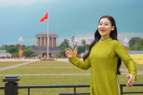 Lê Minh Ngọc thể hiện ca khúc "Bài ca hy vọng" trong MV. (Ảnh: NVCC)