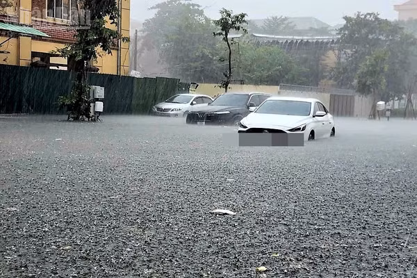 Sáng 19/9, mưa lớn kéo dài khiến nhiều tuyến đường ở thành phố Vinh cũ bị ngập nặng.