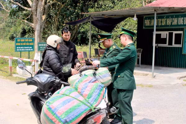 Lực lượng chức năng kiểm tra hàng hóa trước khi qua biên giới. (Ảnh: QA)