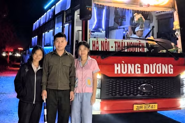 Anh Lê Trọng Tuấn, Tổ trưởng Tổ bảo vệ an ninh trật tự thôn Tiền Thôn (xã Quảng Bình, tỉnh Thanh Hóa) tiếp nhận, thuyết phục hai nữ hành khách xuống xe khách để phối hợp xác minh thông tin. (Ảnh: TT)