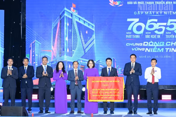 Tỉnh ủy, Hội đồng nhân dân, Ủy ban nhân dân, Ủy ban Mặt trận Tổ quốc Việt Nam tỉnh Nghệ An tặng bức trướng cho Báo và Phát thanh, truyền hình Nghệ An.
