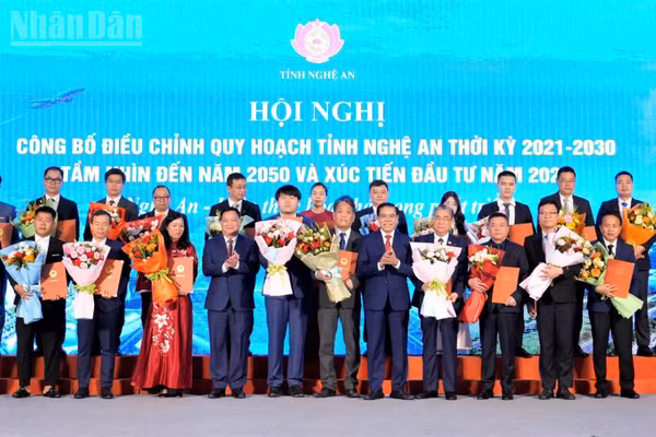 Lãnh đạo tỉnh Nghệ An trao Quyết định đầu tư, giấy chứng nhận đăng ký đầu tư và Biên bản ghi nhớ thỏa thuận hợp tác đầu tư đối với 25 dự án tiêu biểu tại hội nghị Công bố điều chỉnh quy hoạch và Xúc tiến đầu tư năm 2026.