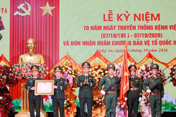Thừa ủy quyền của Chủ tịch nước, Trung tướng Hà Thọ Bình, Tư lệnh Quân khu 4 đã trao tặng Huân chương Bảo vệ Tổ quốc hạng Nhất cho Bệnh viện Quân y 4. (Ảnh: TTH)