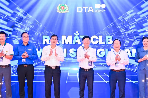 Các đại biểu thực hiện nghi thức ra mắt Câu lạc bộ Niềm tin số Nghệ An. (Ảnh: TTH)