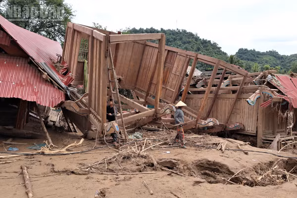 Khung cảnh bản Xiềng Tắm, xã Mỹ Lý gần như tan hoang do lũ quét xảy ra đêm 22/7/2025.