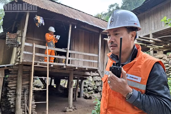 Công ty Điện lực Nghệ An nỗ lực đưa điện về các bản vùng sâu, vùng xa.