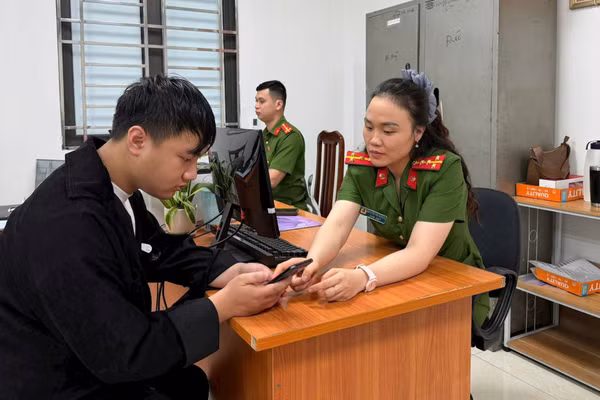 Công an xã An Khánh, thành phố Hà Nội hướng dẫn người dân tích hợp tài khoản an sinh xã hội trên VNeID.