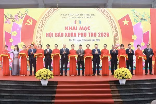 Các đại biểu thực hiện nghi thức khai mạc Hội báo Xuân Phú Thọ 2026.