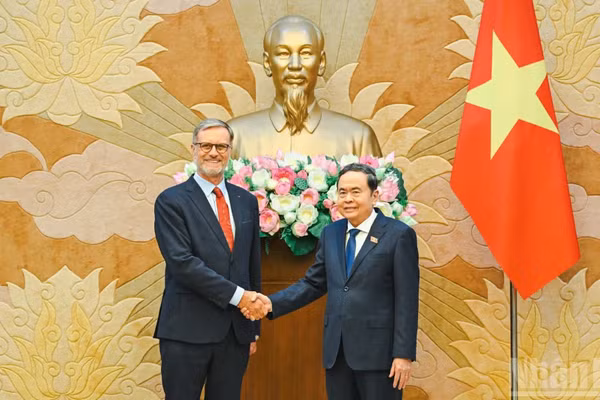 Chủ tịch Quốc hội Trần Thanh Mẫn và Đại sứ Pháp Olivier Brochet. (Ảnh: DUY LINH)
