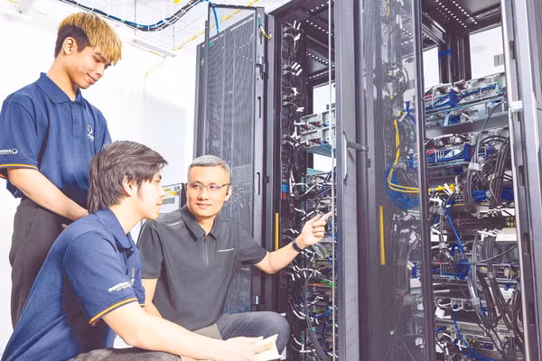 Giảng viên Đại học Phenikaa chia sẻ với sinh viên về các giải pháp phòng chống đánh cắp dữ liệu cá nhân trên không gian mạng. (Ảnh: TRUNG SƠN)