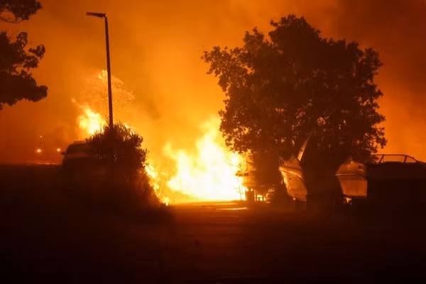 Cháy rừng dữ dội tại thị trấn ven biển Omis, Croatia, ngày 13/8/2026. (Ảnh: Xinhua)