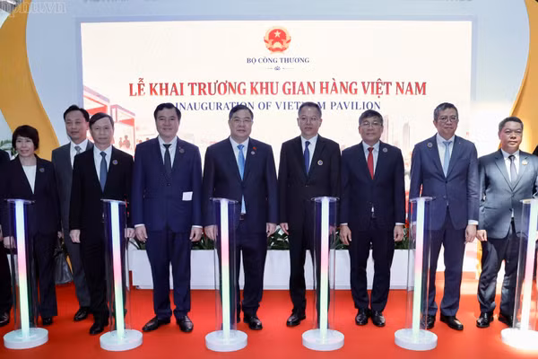Phó Thủ tướng Thường trực Phạm Gia Túc dự Lễ khai trương Khu gian hàng Việt Nam. (Ảnh: chinhphu.vn/Phương Nguyên)