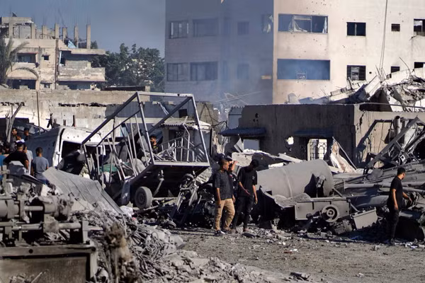 Thiệt hại sau các cuộc không kích của Israel xuống Dải Gaza. (Ảnh: THX/TTXVN phát)